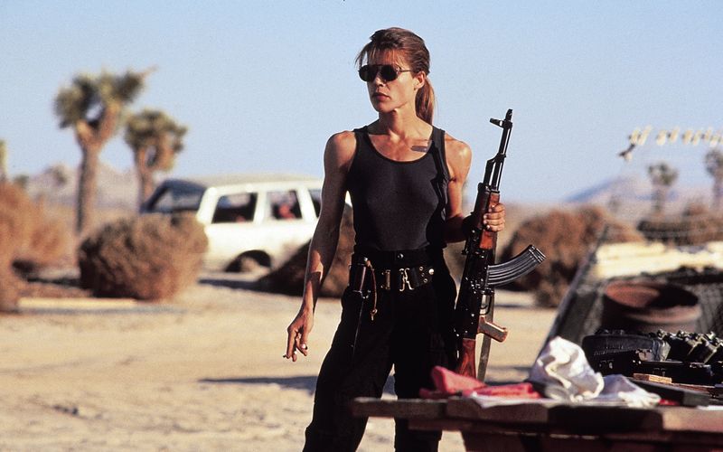 Sarah Connor (Linda Hamilton) ist zunächst misstrauisch, was den Terminator angeht. Immerhin hat ein anderes Modell seiner Art mal versucht, sie zu töten.