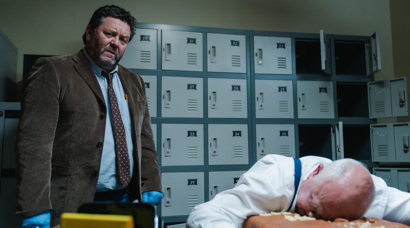 Es sollte sein letzter Tag als Bankdirektor sein, doch es wurde der letzte Tag seines Lebens für Bernie (John Summer, rechts). Chefinspektor Mike Shepherd (Neill Rea) und sein Team übernehmen den Fall.