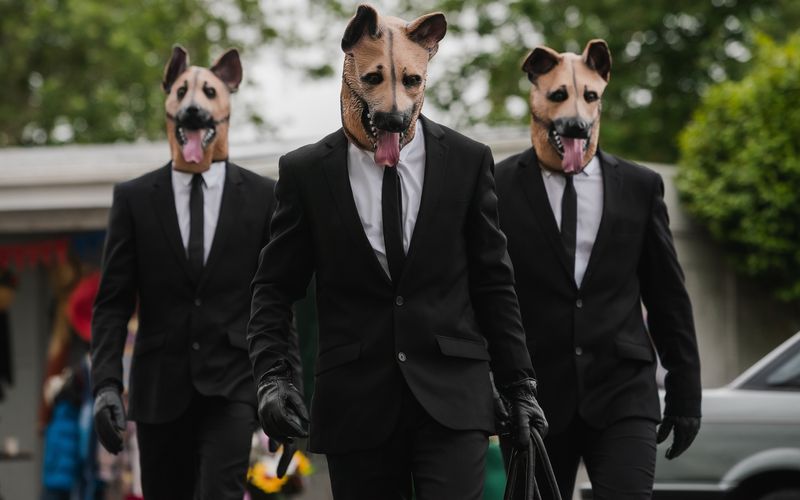 Die Bankräuber treten cool auf, sind aber ganz offensichtlich absolute Anfänger, die keine Ahnung haben, was sie tun. Die Folge: ein Toter!