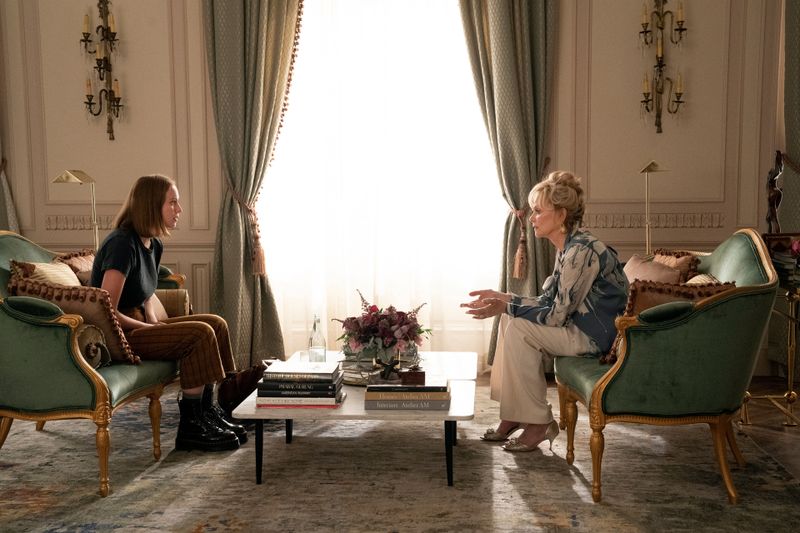 Die legendäre Comedian Deborah Vance (Jean Smart, rechts) muss auf Wunsch ihres Managers mit der jungen Autorin Ava (Hannah Einbinder) zusammenarbeiten. Doch ihr erstes Aufeinandertreffen eskaliert in einem hitzigen Schlagabtausch.