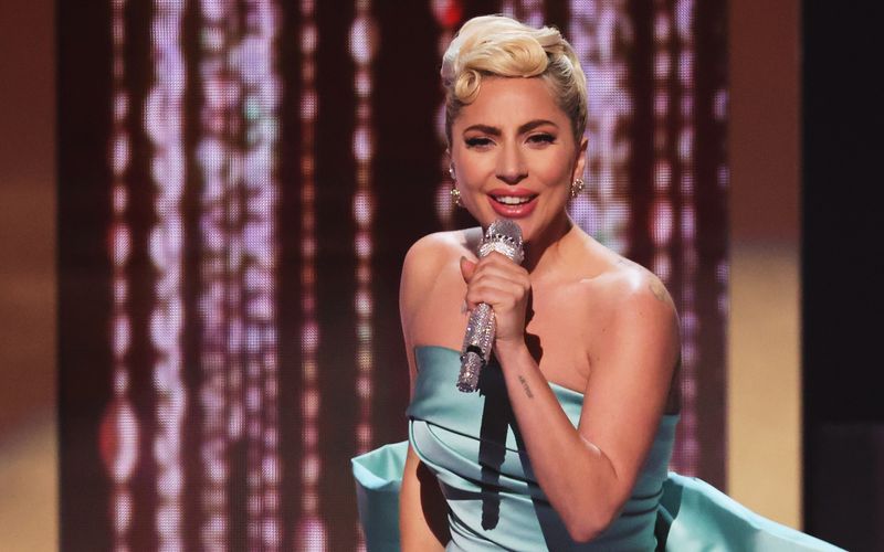 Lady Gaga hat ihren Künstlernamen der Gaga-Panne eines Handy-Programms zu verdanken. Ihr damaliger Produzent Rob Fusari ("The Fame") hatte ihr eine SMS geschrieben, in die er auch den Titel des Queen-Hits "Radio Ga Ga" eintippen wollte. Die ach so schlaue Autokorrektur machte daraus jedoch: Lady Gaga. Die Antwort von Stefani Joanne Angelina Germanotta, die noch auf der Suche nach einem Künstlernamen war: "Das ist es".