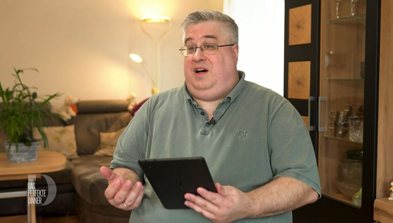 Erweist sich bei "Das perfekte Dinner" als Lyriker: Manfred (50) dichtet den Vers zum Menü.