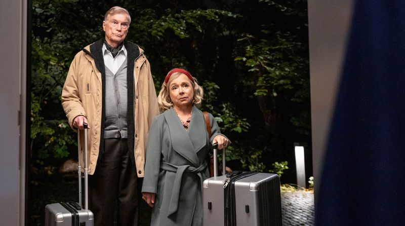 Nach einem Missgeschick sind Werner Schatz (Jochen Busse) und seine Tochter Eva Schatz (ChrisTine Urspruch) vorübergehend obdachlos. 