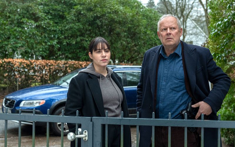 Im "Tatort: Borowski und das Haupt der Medusa" lösen Kommissar Borowski (Axel Milberg) und Mila Sahin (Almila Bagriacik)  ihren letzten gemeinsamen Fall. Vier Tage vor seiner Pensionierung stößt Borowski auf Ungereimtheiten rund um ein gruseliges Haus, das er seit seiner Jugend kennt. Treibt hier ein "stiller Hausherr" sein Unwesen?