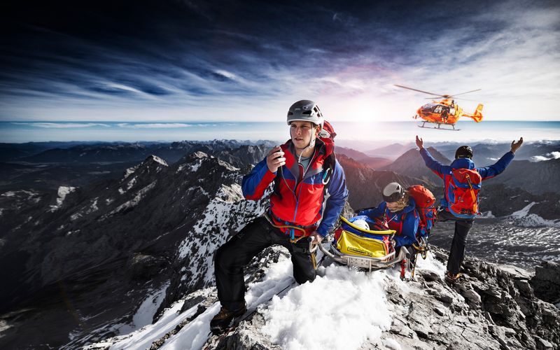 Mit "In höchster Not - Bergretter im Einsatz" erweitert die ARD ihr "Retter"-Serien Portfolio um die extreme Welt der Alpinnotrettung. Wer in den Bergen in Not gerät, darf sich auf die Hilfe der ehrenamtlichen Retter aus den Bergwachten in Ramsau und Grainau verlassen.