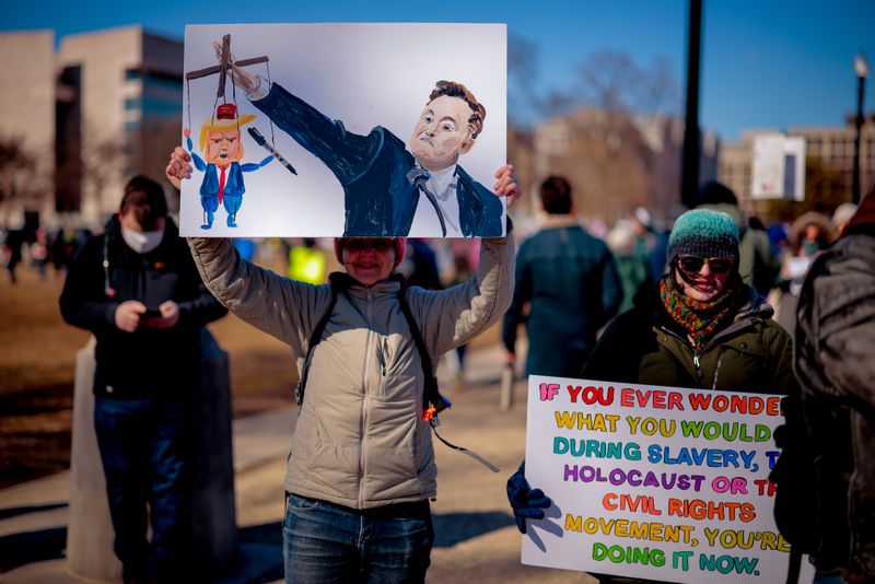 Die Zahl der Proteste gegen Elon Musk vor Tesla-Showrooms in den USA wie hier in Washington D.C. nimmt zu.