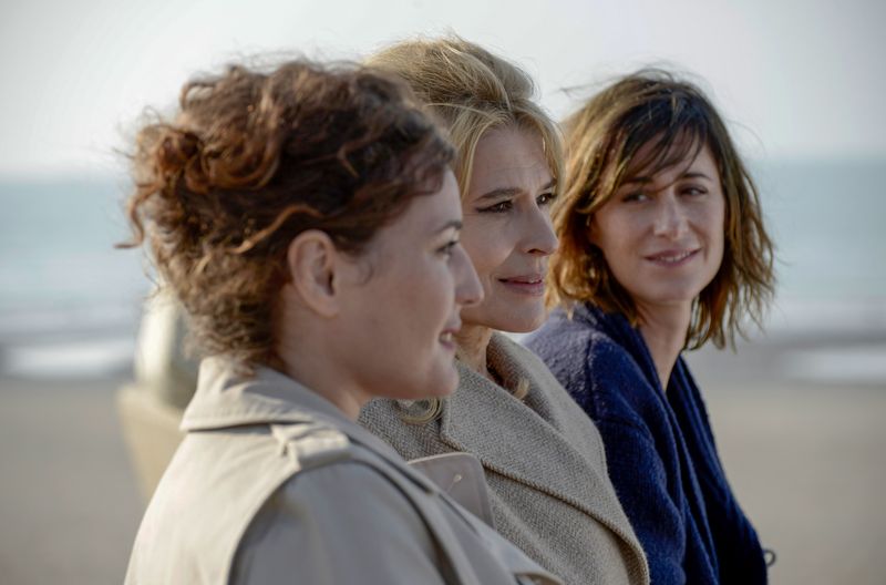 Caroline (Fanny Ardant, Mitte) und ihre Töchter Rebecca (Maud Le Guénédal, links) und Lise (Eléonore Bernheim) stehen sich sehr nahe. Sie berichtet ihnen sogar von ihrer Affäre mit einem jüngeren Mann.