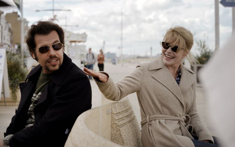 Caroline (Fanny Ardant) lebt in ihrer Affäre mit dem 20 Jahre jüngeren Julien (Laurent Laffite) auf, fühlt sich lebendig und frei. Doch wie lange kann sie zwei Beziehungen gleichzeitig führen, denn ihren Mann möchte sie nicht verlassen.