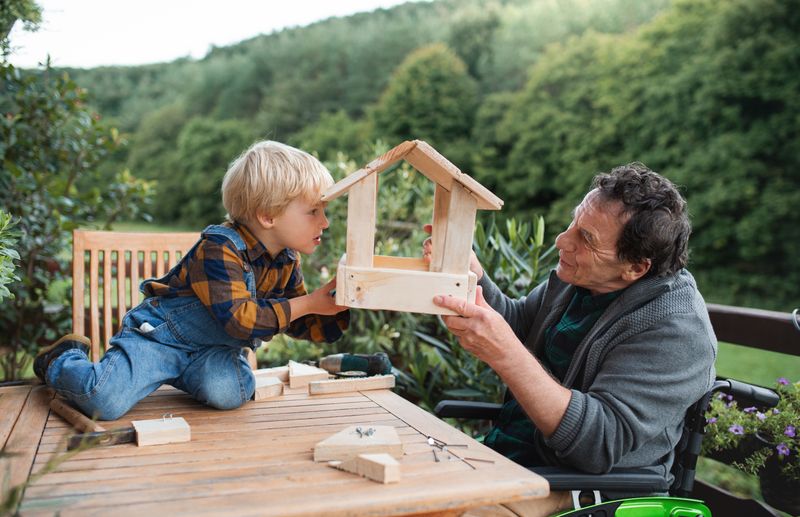 Ein Vogelhaus oder einen Nistkasten zu bauen, ist ein unkompliziertes DIY-Projekt, an dessen Umsetzung nicht nur Sie und Ihre Kinder Freude haben. Auch die Vögel in Ihrem Garten profitieren im Winter von einer Futterquelle und einem Rückzugsort und im Frühjahr von einem geschützten Nistplatz. Sie fördern so die Artenvielfalt und können viele Vögel in Ihrem Garten beobachten.