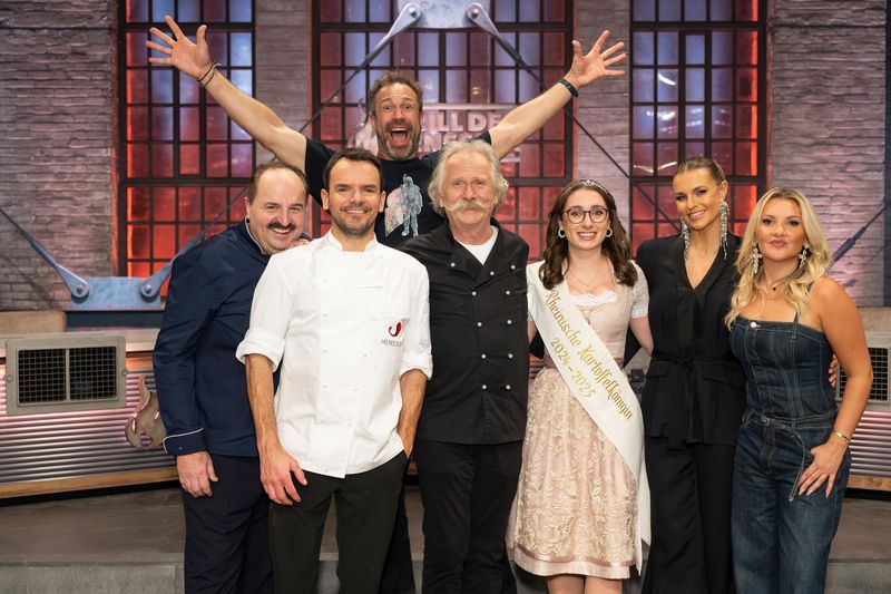 Boten ein prima Koch-Party, von links: Johann Lafer, Steffen Henssler, Evil Jared Hasselhoff, Henning Krautmacher, Kartoffelkönigin Julia Klammer, Laura Wontrra und Evelyn Burdecki.