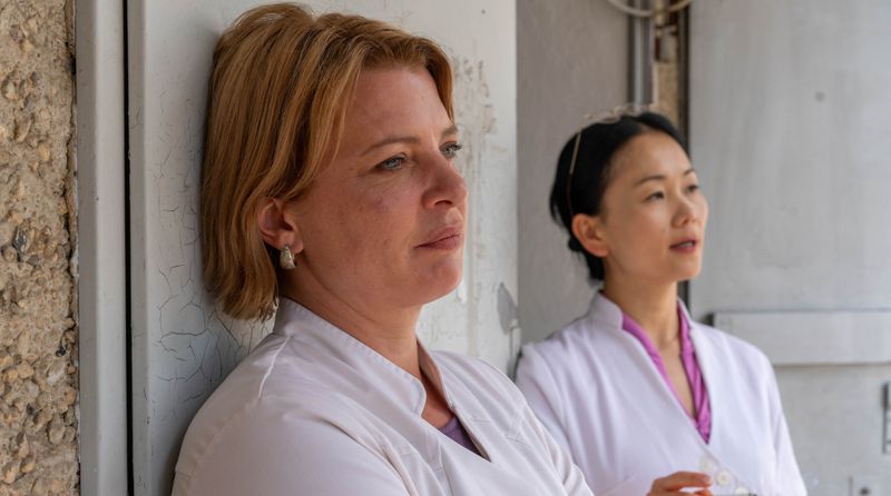 Kathi Grabowski (Jördis Triebel, links), Schriftstellerin ohne Einkommen, schult auf Fußpflegerin um. Sie beginnt im Kosmetiksalon von Jenny Chan (Yvonne Yung Hee Bormann), wo sie bald vielerlei Erfahrungen sammelt. Mit dem Handwerk, vor allem aber mit ihren Kunden. 
