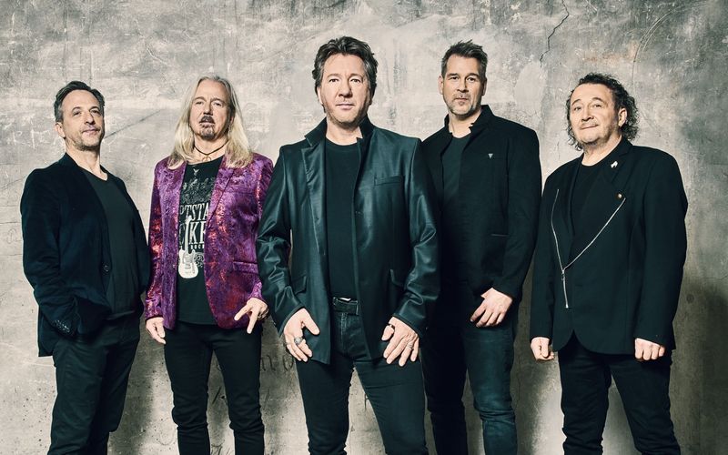 Nicht mehr die Band, die vor genau 50 Jahren erstmals auf der Bühne stand, aber immer noch Karat: Die Ostrock-Ikonen feiern ihr Jubiläum unter anderem mit dem neuen Album "Hohe Himmel".