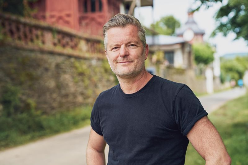 "Für viele Menschen im Heim gibt es das Leben in der Gesellschaft und den Tod", sagt André Dietz im Interview. "Die Zeit im Heim ist für sie manchmal kein Teil des Lebens, sondern ein Warten auf den Tod", so der Schauspieler. "Deswegen haben wir uns gesagt, das muss man doch ändern können!" - "Herbstresidenz" nennt sich der Ansatz, den er gemeinsam mit Starkoch Tim Mälzer realisiert hat.