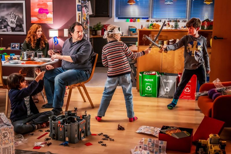Müll trennen, aber gleichzeitig jede Menge Plastikspielzeug für die Kinder Jakob (Atreju Hollweg, links), Lisa (Adele Wolf) und Fabian (Friedrich Wolf, rechts) kaufen: Stefan (Thomas Mraz) und seine Frau Marion (Marleen Lohse) sehen das Problem unterschiedlich.