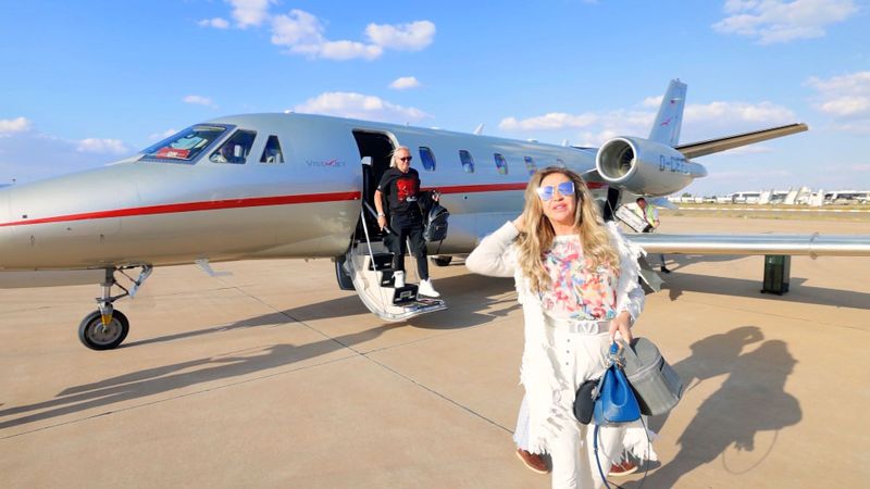 Carmen und Robert Geiss entsteigen dem Privatjet.