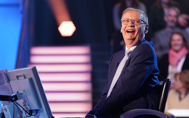Schräger Moment: Angesichts einer makabren Vorstellung kommt Günther Jauch aus dem Lachen gar nicht mehr heraus.