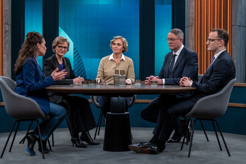 Caren Miosga (Mitte) hat mit ihren Gästen über die Ergebnisse der Bundestagswahl gesprochen.