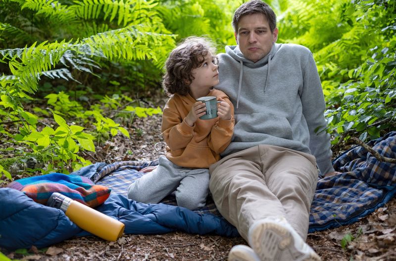 Der kleine Theo Brück (Theo Hache) geht gerne mit seinem Vater 
Moritz Brück (Robert Finster) campen. 