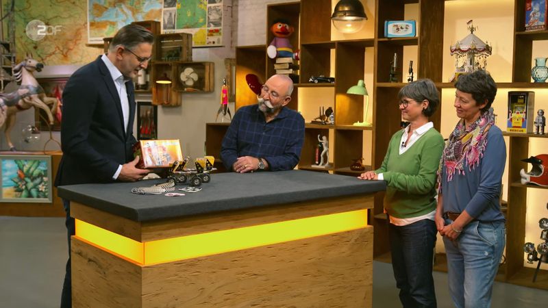 Ein Dachbodenfund sorgte in der Montagsausgabe der ZDF-Trödelshow "Bares für Rares" für eine Gefühlsachterbahn. Horst Lichter (Zweiter von links) wäre mit den Rollschuhen jedenfalls "sehr stolz und glücklich gewesen". Ein euphorischer Händler träumte schon vom "Riesenspaß" auf der Rollbahn und zahlte spontan den dreifachen Wunschpreis. Dann erkannte er den Fehlgriff ...