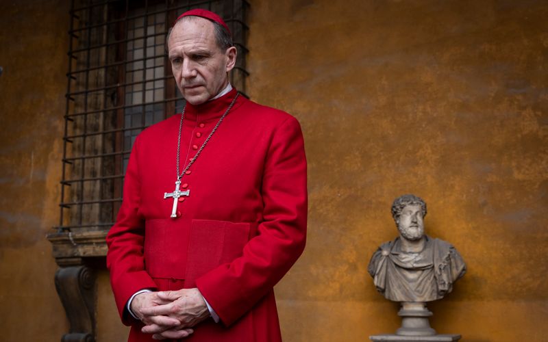 Kardinal Lawrence (Ralph Fiennes) hat als Organisator des Konklaves keine leichte Aufgabe.
