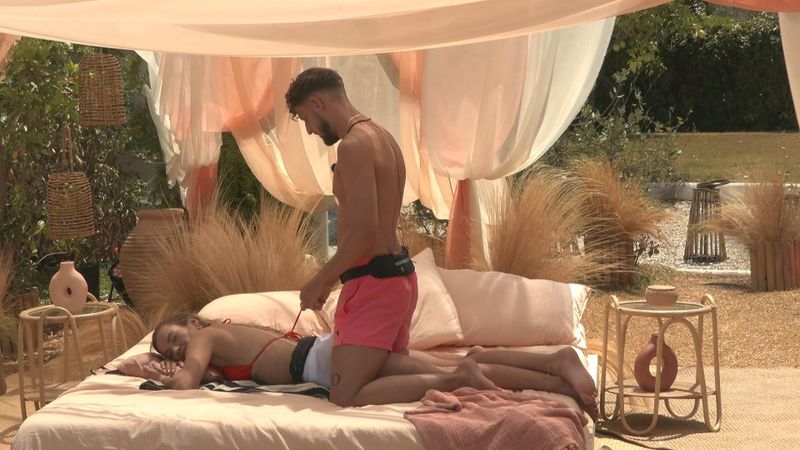 Verwicklungen um Kevin und Karina: Erst lästert er über sie, dann kommen sie sich wieder auf dem Daybed näher. 