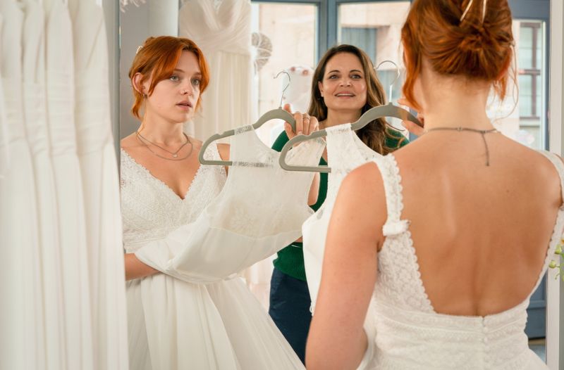 Die Hochzeitsvorbereitungen von Jonas, dem Sohn von Susanne Mertens (Elisabeth Lanz, Mitte), und Gina (Amelie Hennig) nehmen langsam Formen an. Susanne freut sich für das Paar, das allerdings immer wieder neue Streitthemen findet. Diesmal: Nachwuchs - ja oder nein?