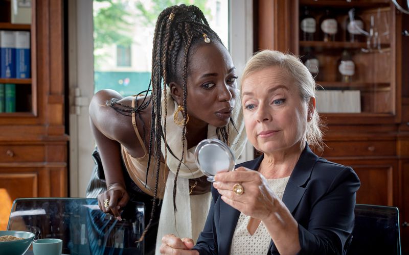 "Findest du, dass ich Schlupflider bekomme?", fragt Eva Schatz (ChrisTine Urspruch, rechts) ihre Kollegin Sissi Konrad (Karmela Shako). 