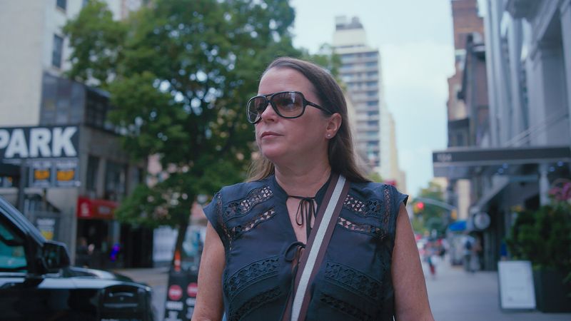 Die New Yorker Journalistin Eileen Kinsella hat den Inigo-Philbrick-Betrugsfall seit seinem Bekanntwerden im Jahr 2019 verfolgt. 