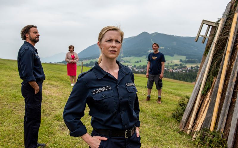 Feuerwehr-Kommandantin Marie (Christine Eixenberger, vorne) und ihr Kollege Peter (Stephan Luca, links) überprüfen, ob beim Johannisfeuer die Sicherheitsvorschriften eingehalten wurden - wurden sie nicht. Doch Veranstalter Hacki (Adrian Spielbauer) zeigt sich uneinsichtig, und auch die Bürgermeisterin (Bettina Redlich) möchte am Event festhalten.