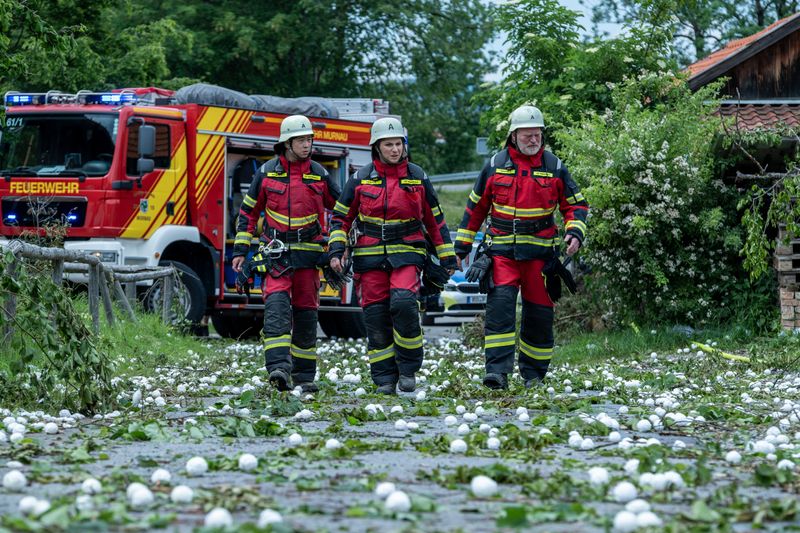 Da ist ganz schön was vom Himmel heruntergekommen: Tennisball-große Hagelkörner sind auf die Gegend niedergegangen und haben Autos und Dächer zerstört. Die Feuerwehrleute Toni (Lisa Jopt, Mitte), Flori (Xiduo Zhao, links) und Gerhard (Ferdinand Dörfler) haben alle Hände voll zu tun. 