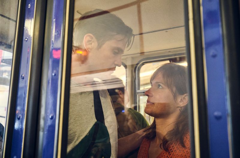 Sven (Benjamin Lillie) versucht, die schwangere Nina (Pina Bergemann) in der Gondel zu beruhigen. Ein renitenter Fahrgast weigert sich - trotz drückender Hitze -, das Fenster zu öffnen.