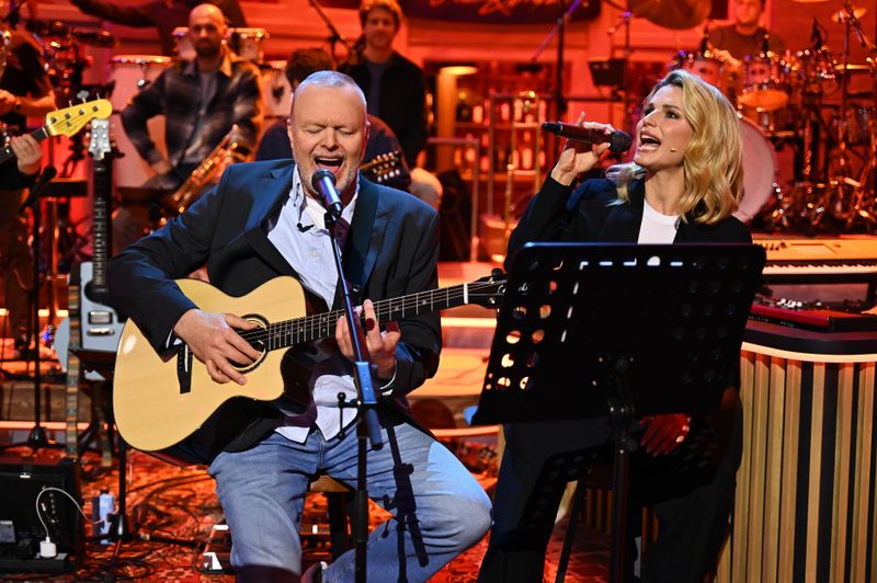 Gemeinsam mit Michelle Hunziker gab Stefan Raab seinen Schweinemett-Song zum Besten.