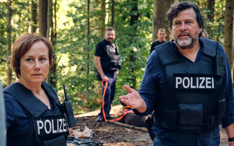 Die Kommissare Franziska Tobler (Eva Löbau) und Friedemann Berg (Hans-Jochen Wagner) bekommen es im "Tatort: Die große Angst" mit einem besonders seltsamen Fall zu tun - der diesmal wortwörtlich "im Schwarzwald" spielt.