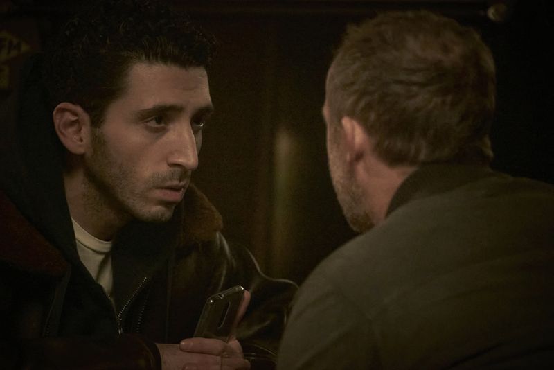 Roland Orbach (Maximilian Brückner, rechts) und Jalil (Aziz Dyab) sprechen über den Tod des Geflüchteten.