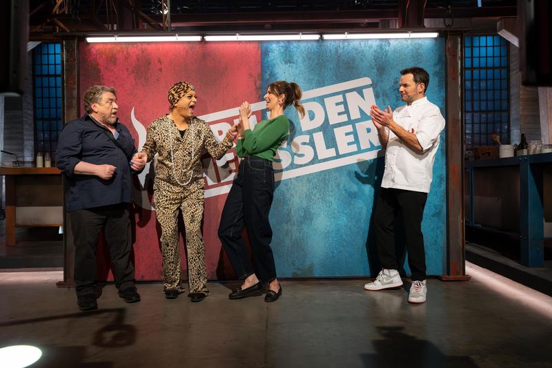 Als die Promis (von links:) Armin Rohde, Julian F.M. Stoeckel und Eva Padberg Steffen Henssler im Impro-Gang abkochten, war noch alles normal. Calli hatte seine Teller auch wie immer aufgegessen.