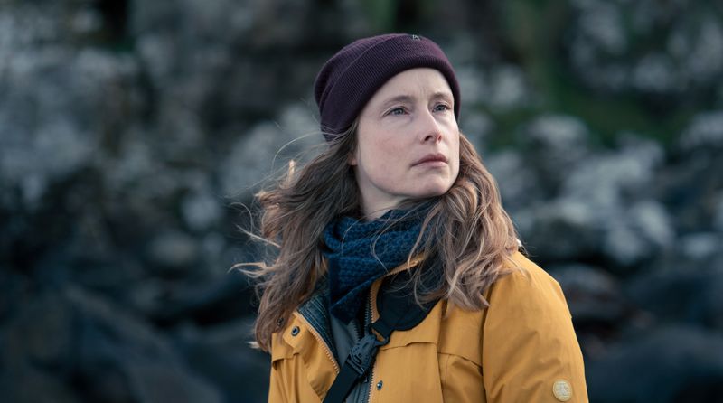 Johanna (Odine Johne) merkt direkt nach der Ankunft in ihrer alten Heimat, dass hier, mitten im Nordatlantik, nicht nur das Klima brutal ist.