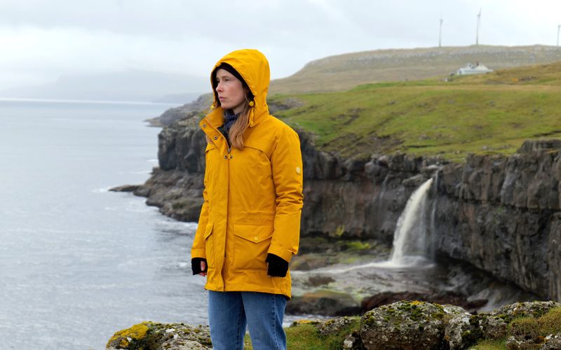 Johanna (Odine Johne) kehrt nach vielen Jahren in ihre alte Heimat, eine der Färöer Inseln im wilden Nordatlantik, zurück. Kaum angekommen, gerät sie zwischen die Fronten internationaler Tierschutzaktivisten und der einheimischen Traditionalisten, die bis heute durchreisende Grindwale jagen. 