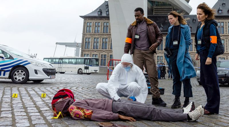 Die Ermittler untersuchen das Opfer in der Hafengegend von Antwerpen: Louma Shapiro (Marie-Lou Sellem, rechts) sowie ihre Kollegen Pierre Didier (Miguel Francisco) und Michelle Wouters (Maéva Marie Mathilde Roth) müssen herausfinden, wer Jean-Baptiste Kalemba (Pahuni Kongolo Kakesse) auf dem Gewissen hat.