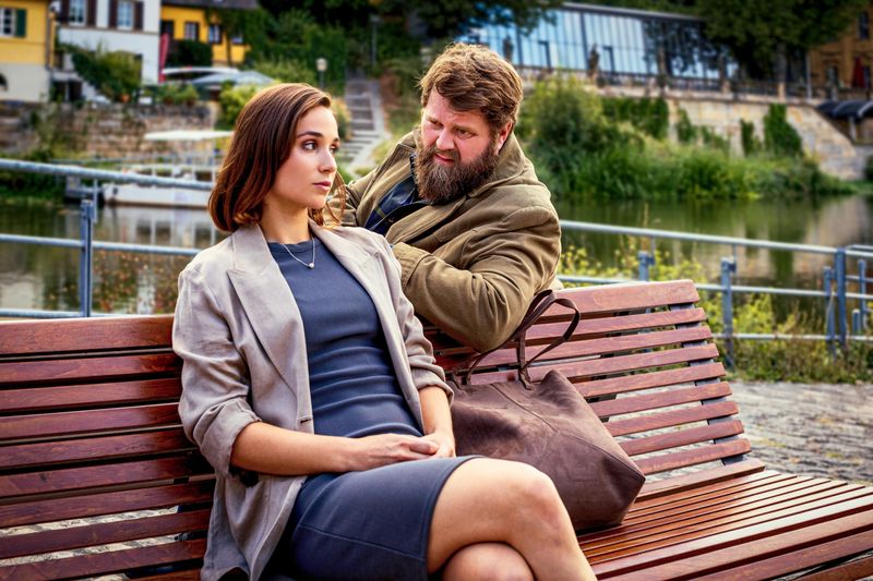 Das Franken-Team rund um den knorrigen Kommissar Behringer (Antoine Monot) und seine Mitarbeiterin  Ela Jenning (Cosima Henman) muss in "Behringer und die Toten - Ein Bamberg-Krimi: Romeo" den Mord am Vertrauenslehrer einer Privatschule aufklären. 