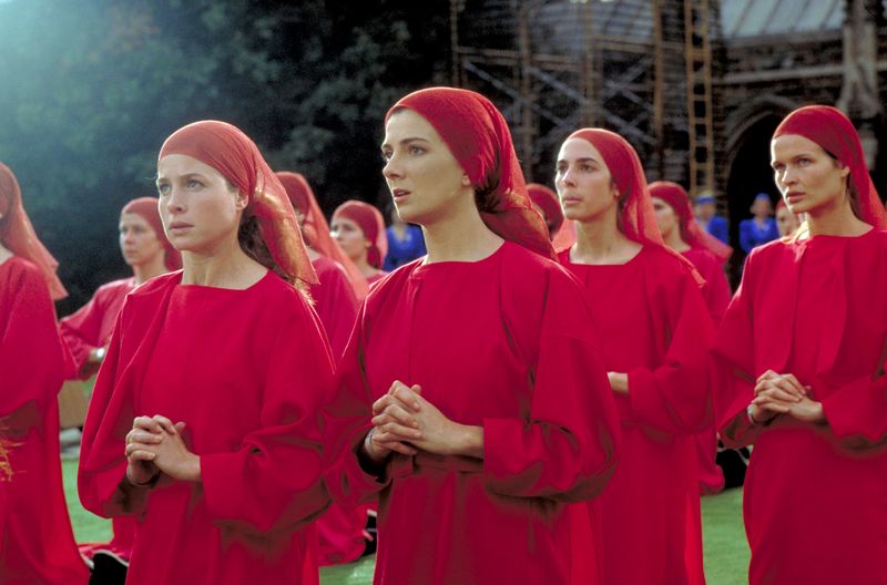 Die Dienerinnen Moira (Elizabeth McGovern) und Kate (Natasha Richardson) treten mit ihren Kolleginnen zum Training an.