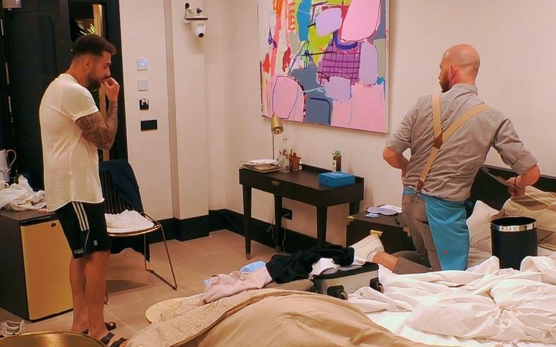 Ein tierischer Besucher brachte Björn (links) im "First Dates Hotel" gehörig ins Schwitzen. Auch Kellner Max konnte nur bedingt helfen.