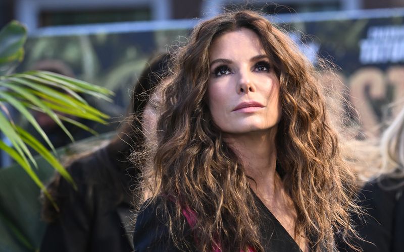 In "The Lost City - Das Geheimnis der verlorenen Stadt" (2. März, 20.15, RTL) spielt Sandra Bullock eine Schriftstellerin, die von einem Milliardär entführt wird. Mit der Action-Komödie kehrt die Schauspielerin zu den Anfängen ihrer Karriere zurück, die mit dem Actionklassiker    "Speed" 1994 einen ersten Höhepunkt erlebte. Zwischen damals und heute hat sich in Bullocks Leben und Beruf einiges ereignet, wie die Galerie zeigt.
