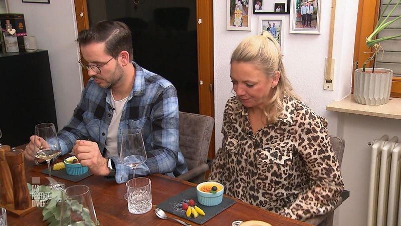 Katja (Bild) und Andreas genießen Annikas Crème brûlée.