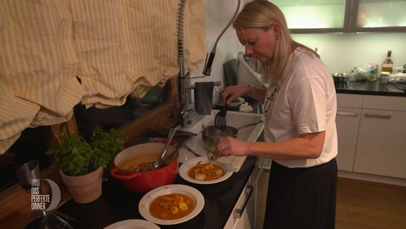 Ambitioniert: Zur Vorspeise reicht Katja (44) eine Bouillabaisse.