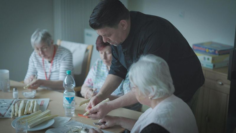 Tim Mälzer versucht, die Seniorinnen zum gemeinsamen Kochen zu animieren.