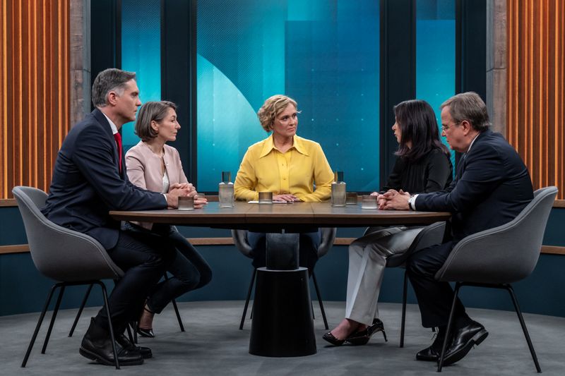 Caren Miosga (Mitte) diskutierte am vergangenen Sonntagabend mit ihren Gästen über den Eklat zwischen Donald Trump und Wolodymyr Selenskyj im Weißen Haus - und seine Folgen.