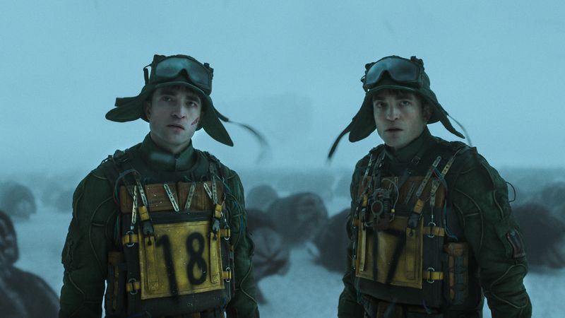 Robert Pattinson mit Robert Pattinson: In "Mickey 17" übernimmt der Star aus "Twilight" und "The Batman" eine spannende Mehrfach-Hauptrolle.