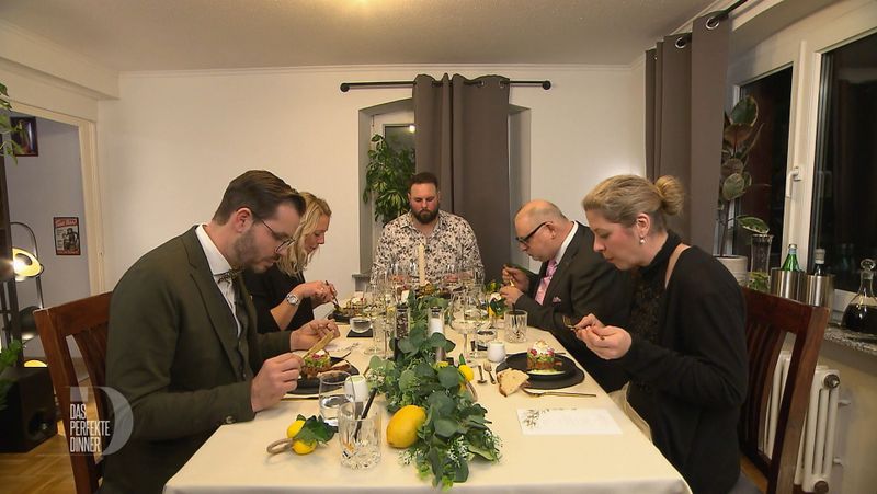 Zum Finale trifft sich die Freiburger Dinner-Runde bei Max (30) in Ehrenkirchen.
