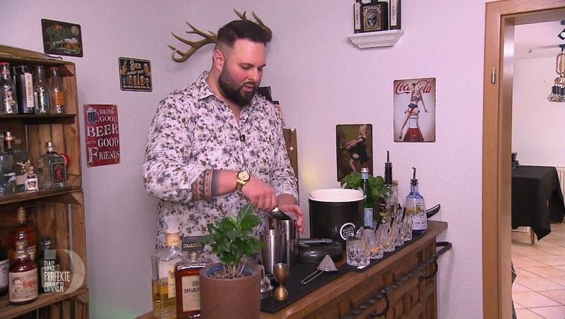 Zum Aperitif bereitet Hobby-Barkeeper Max (30) einen mediterranen Gin vor.
