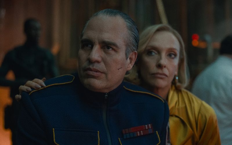 Neben Robert Pattinson wirken unter anderem auch Mark Ruffalo (im Bild links) und Toni Collette in der skurrilen Zukunftsvision "Mickey 17" mit.
